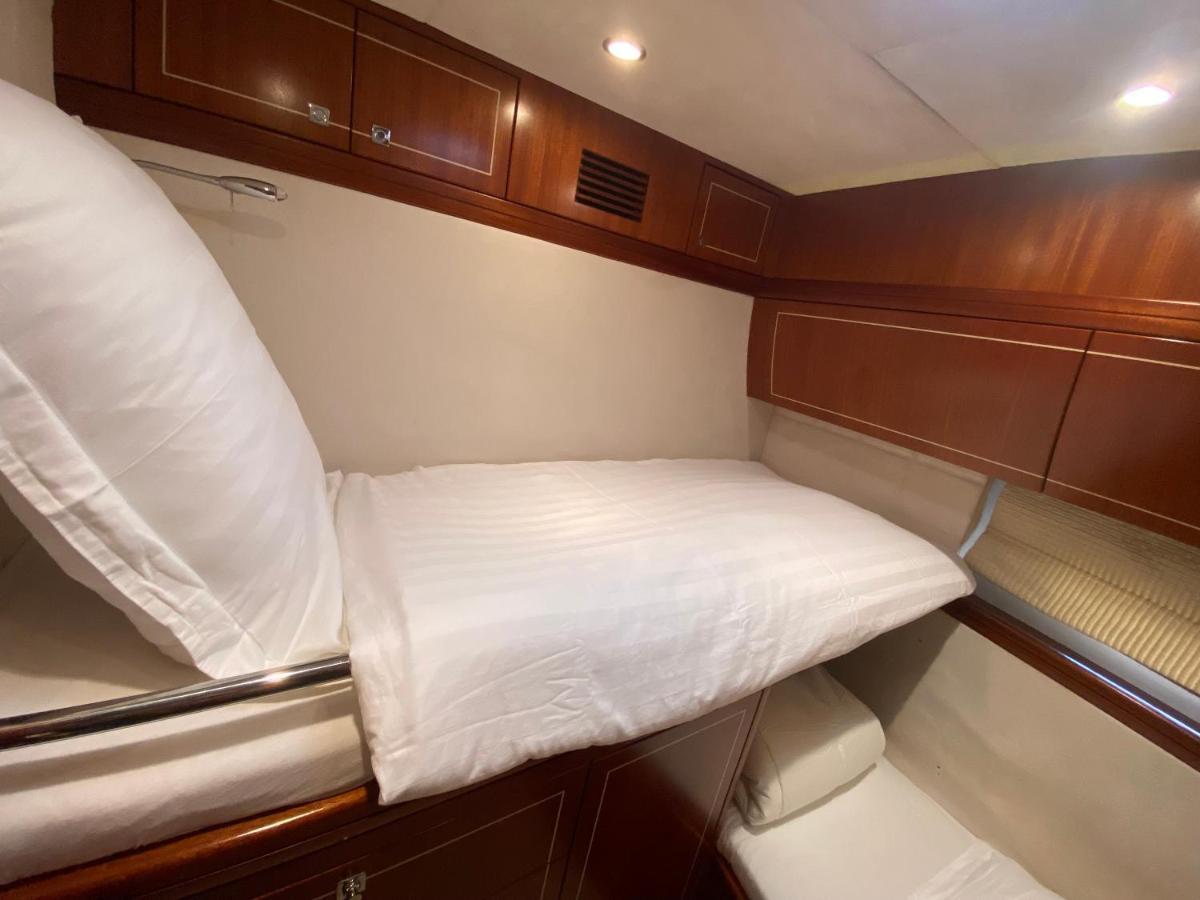 Yacht In Barcelona Hotel Сант Адриа де Бесос Екстериор снимка