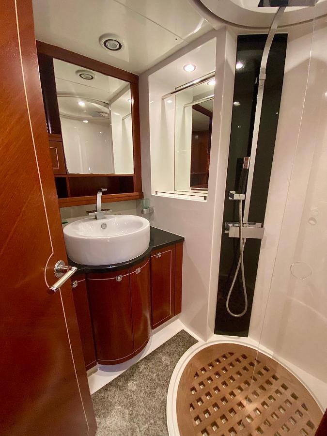 Yacht In Barcelona Hotel Сант Адриа де Бесос Екстериор снимка