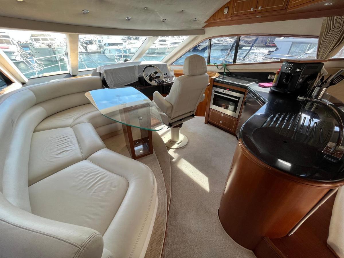 Yacht In Barcelona Hotel Сант Адриа де Бесос Екстериор снимка