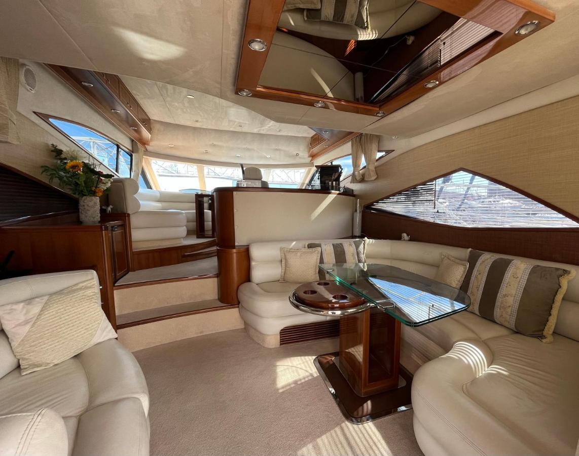 Yacht In Barcelona Hotel Сант Адриа де Бесос Екстериор снимка